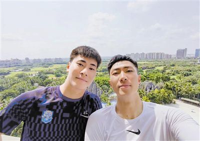 办公室撕开奶罩吮奶动图